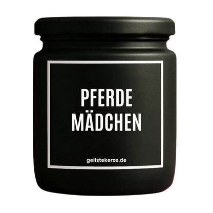 Duftkerze mit Spruch von geilstekerze ist der neue Geschenketrend. Diese witzige Kerze Vegane Bio-Kerze mit Spruch – PFERDEMÄDCHEN brennt mega lange sagenhafte 80 Stunde, hochwertige ätherische Öle schaffen beste Duftverteilung. Mit 1400 lustigen Sprüchen perfekt zum Verschenken. Handgemacht in Deutschland von geilstekerze.shop -Die beste Duftkerze die du kaufen kannst.