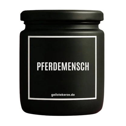 Duftkerze mit Spruch von geilstekerze ist der neue Geschenketrend. Diese witzige Kerze Vegane Bio-Kerze mit Spruch – PFERDEMENSCH brennt mega lange sagenhafte 80 Stunde, hochwertige ätherische Öle schaffen beste Duftverteilung. Mit 1400 lustigen Sprüchen perfekt zum Verschenken. Handgemacht in Deutschland von geilstekerze.shop -Die beste Duftkerze die du kaufen kannst.