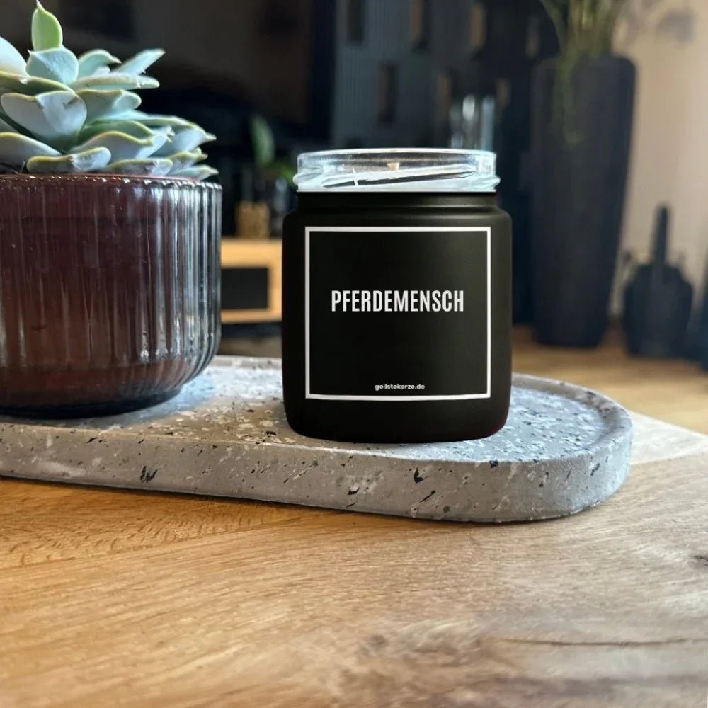 Duftkerze mit Spruch von geilstekerze ist der neue Geschenketrend. Diese witzige Kerze Vegane Bio-Kerze mit Spruch – PFERDEMENSCH brennt mega lange sagenhafte 80 Stunde, hochwertige ätherische Öle schaffen beste Duftverteilung. Mit 1400 lustigen Sprüchen perfekt zum Verschenken. Handgemacht in Deutschland von geilstekerze.shop -Die beste Duftkerze die du kaufen kannst.