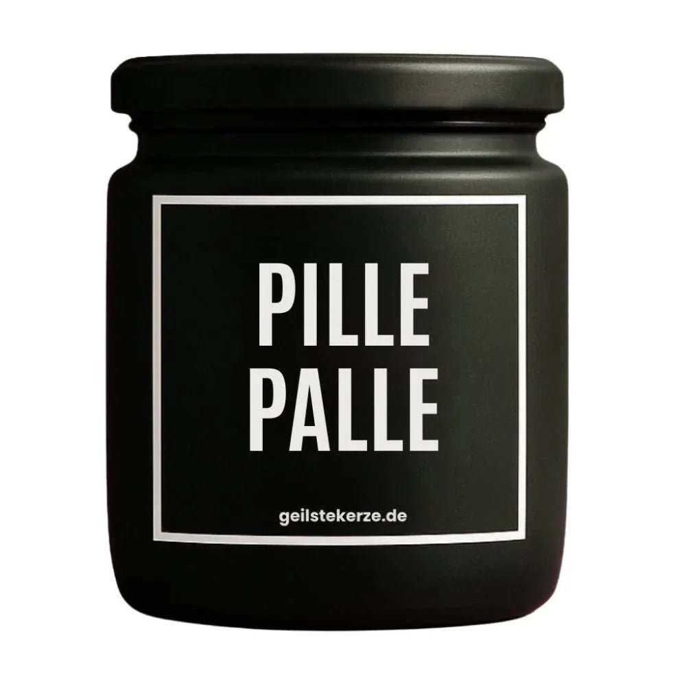 Duftkerze mit Spruch von geilstekerze ist der neue Geschenketrend. Diese witzige Kerze Vegane Bio-Kerze mit Spruch – PILLE PALLE brennt mega lange sagenhafte 80 Stunde, hochwertige ätherische Öle schaffen beste Duftverteilung. Mit 1400 lustigen Sprüchen perfekt zum Verschenken. Handgemacht in Deutschland von geilstekerze.shop -Die beste Duftkerze die du kaufen kannst.