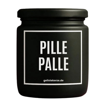 Duftkerze mit Spruch von geilstekerze ist der neue Geschenketrend. Diese witzige Kerze Vegane Bio-Kerze mit Spruch – PILLE PALLE brennt mega lange sagenhafte 80 Stunde, hochwertige ätherische Öle schaffen beste Duftverteilung. Mit 1400 lustigen Sprüchen perfekt zum Verschenken. Handgemacht in Deutschland von geilstekerze.shop -Die beste Duftkerze die du kaufen kannst.