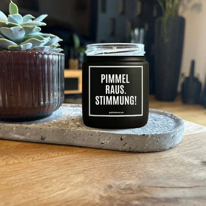 Duftkerze mit Spruch von geilstekerze ist der neue Geschenketrend. Diese witzige Kerze Vegane Bio-Kerze mit Spruch – PIMMEL RAUS. STIMMUNG brennt mega lange sagenhafte 80 Stunde, hochwertige ätherische Öle schaffen beste Duftverteilung. Mit 1400 lustigen Sprüchen perfekt zum Verschenken. Handgemacht in Deutschland von geilstekerze.shop -Die beste Duftkerze die du kaufen kannst.