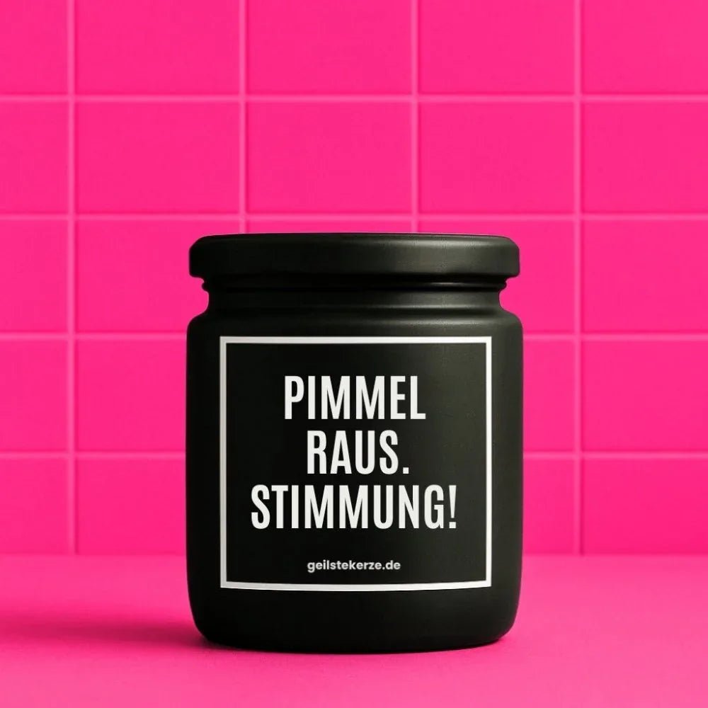 Duftkerze mit Spruch von geilstekerze ist der neue Geschenketrend. Diese witzige Kerze Vegane Bio-Kerze mit Spruch – PIMMEL RAUS. STIMMUNG brennt mega lange sagenhafte 80 Stunde, hochwertige ätherische Öle schaffen beste Duftverteilung. Mit 1400 lustigen Sprüchen perfekt zum Verschenken. Handgemacht in Deutschland von geilstekerze.shop -Die beste Duftkerze die du kaufen kannst.