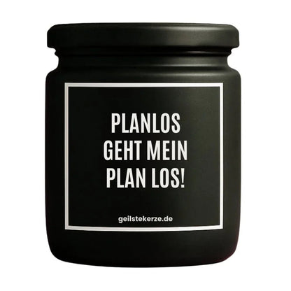 Duftkerze mit Spruch von geilstekerze ist der neue Geschenketrend. Diese witzige Kerze Vegane Bio-Kerze mit Spruch – PLANLOS GEHT MEIN PLAN LOS! brennt mega lange sagenhafte 80 Stunde, hochwertige ätherische Öle schaffen beste Duftverteilung. Mit 1400 lustigen Sprüchen perfekt zum Verschenken. Handgemacht in Deutschland von geilstekerze.shop -Die beste Duftkerze die du kaufen kannst.
