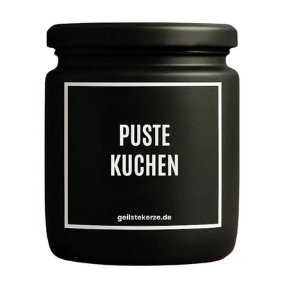 Duftkerze mit Spruch von geilstekerze ist der neue Geschenketrend. Diese witzige Kerze Vegane Bio-Kerze mit Spruch – PUSTEKUCHEN brennt mega lange sagenhafte 80 Stunde, hochwertige ätherische Öle schaffen beste Duftverteilung. Mit 1400 lustigen Sprüchen perfekt zum Verschenken. Handgemacht in Deutschland von geilstekerze.shop -Die beste Duftkerze die du kaufen kannst.