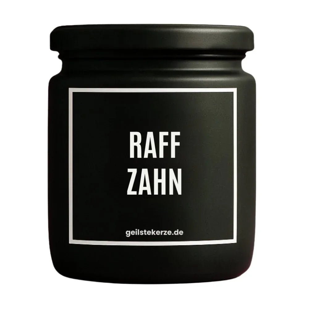 Duftkerze mit Spruch von geilstekerze ist der neue Geschenketrend. Diese witzige Kerze Vegane Bio-Kerze mit Spruch – RAFFZAHN brennt mega lange sagenhafte 80 Stunde, hochwertige ätherische Öle schaffen beste Duftverteilung. Mit 1400 lustigen Sprüchen perfekt zum Verschenken. Handgemacht in Deutschland von geilstekerze.shop -Die beste Duftkerze die du kaufen kannst.