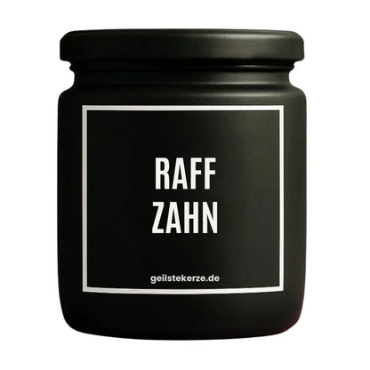 Duftkerze mit Spruch von geilstekerze ist der neue Geschenketrend. Diese witzige Kerze Vegane Bio-Kerze mit Spruch – RAFFZAHN brennt mega lange sagenhafte 80 Stunde, hochwertige ätherische Öle schaffen beste Duftverteilung. Mit 1400 lustigen Sprüchen perfekt zum Verschenken. Handgemacht in Deutschland von geilstekerze.shop -Die beste Duftkerze die du kaufen kannst.