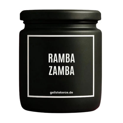 Duftkerze mit Spruch von geilstekerze ist der neue Geschenketrend. Diese witzige Kerze Vegane Bio-Kerze mit Spruch – RAMBAZAMBA brennt mega lange sagenhafte 80 Stunde, hochwertige ätherische Öle schaffen beste Duftverteilung. Mit 1400 lustigen Sprüchen perfekt zum Verschenken. Handgemacht in Deutschland von geilstekerze.shop -Die beste Duftkerze die du kaufen kannst.