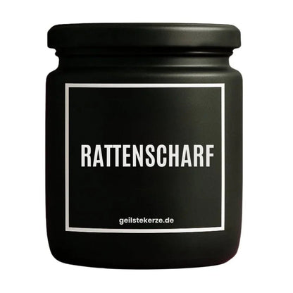 Duftkerze mit Spruch von geilstekerze ist der neue Geschenketrend. Diese witzige Kerze Vegane Bio-Kerze mit Spruch – RATTENSCHARF brennt mega lange sagenhafte 80 Stunde, hochwertige ätherische Öle schaffen beste Duftverteilung. Mit 1400 lustigen Sprüchen perfekt zum Verschenken. Handgemacht in Deutschland von geilstekerze.shop -Die beste Duftkerze die du kaufen kannst.