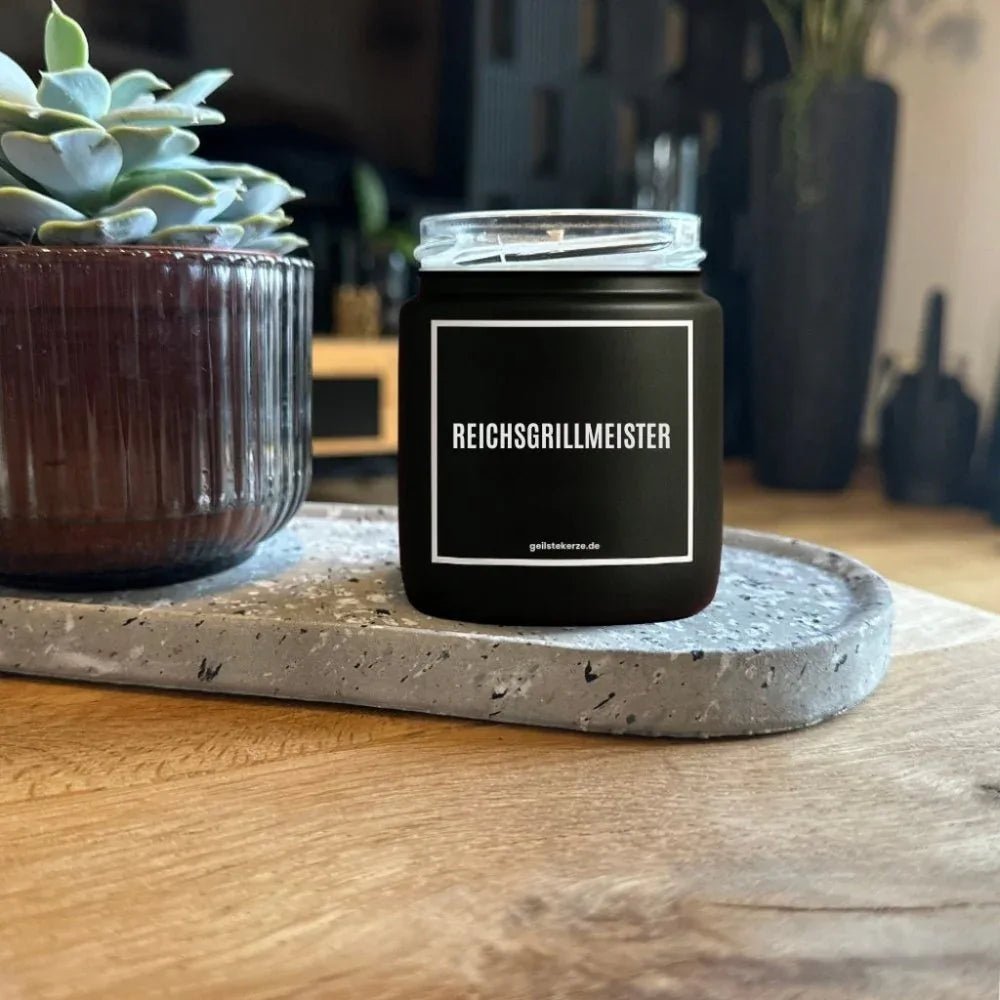 Duftkerze mit Spruch von geilstekerze ist der neue Geschenketrend. Diese witzige Kerze Vegane Bio-Kerze mit Spruch – REICHSGRILLMEISTER brennt mega lange sagenhafte 80 Stunde, hochwertige ätherische Öle schaffen beste Duftverteilung. Mit 1400 lustigen Sprüchen perfekt zum Verschenken. Handgemacht in Deutschland von geilstekerze.shop -Die beste Duftkerze die du kaufen kannst.