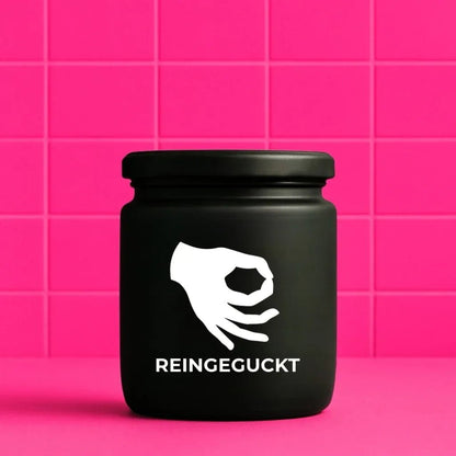 Duftkerze mit Spruch von geilstekerze ist der neue Geschenketrend. Diese witzige Kerze Vegane Bio-Kerze mit Spruch – REINGEGUCKT brennt mega lange sagenhafte 80 Stunde, hochwertige ätherische Öle schaffen beste Duftverteilung. Mit 1400 lustigen Sprüchen perfekt zum Verschenken. Handgemacht in Deutschland von geilstekerze.shop -Die beste Duftkerze die du kaufen kannst.