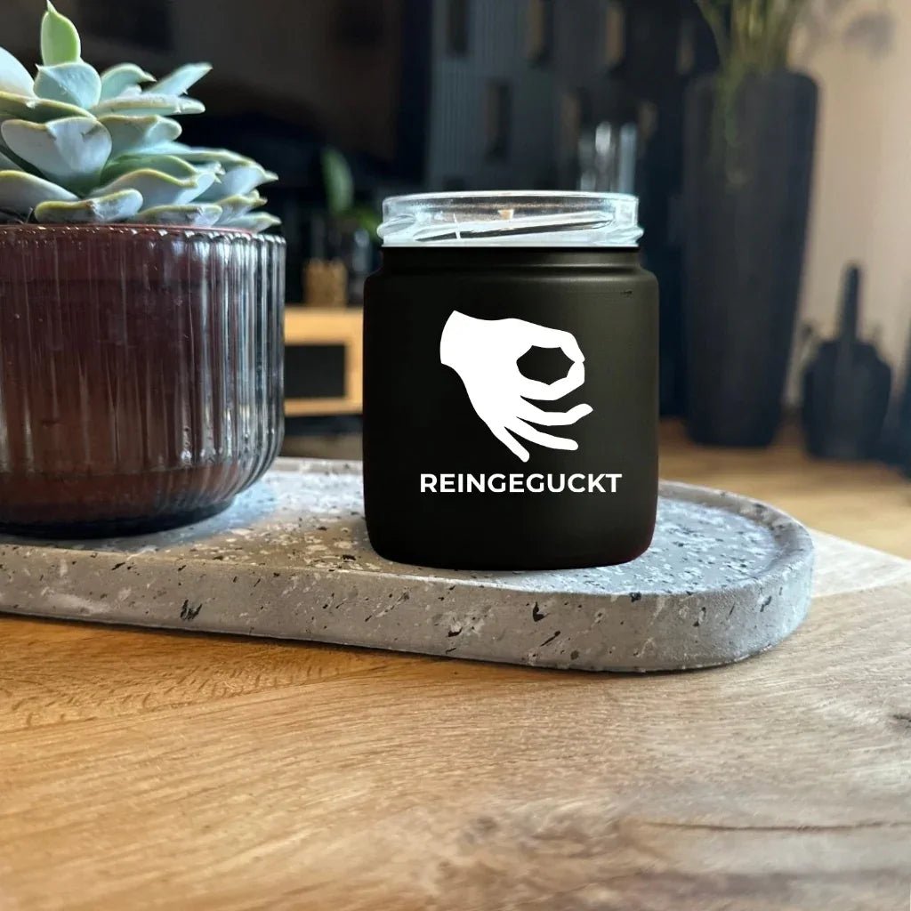 Duftkerze mit Spruch von geilstekerze ist der neue Geschenketrend. Diese witzige Kerze Vegane Bio-Kerze mit Spruch – REINGEGUCKT brennt mega lange sagenhafte 80 Stunde, hochwertige ätherische Öle schaffen beste Duftverteilung. Mit 1400 lustigen Sprüchen perfekt zum Verschenken. Handgemacht in Deutschland von geilstekerze.shop -Die beste Duftkerze die du kaufen kannst.