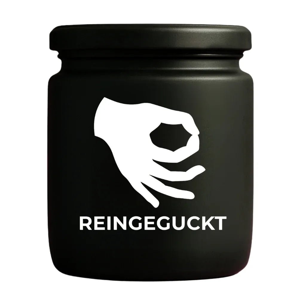Duftkerze mit Spruch von geilstekerze ist der neue Geschenketrend. Diese witzige Kerze Vegane Bio-Kerze mit Spruch – REINGEGUCKT brennt mega lange sagenhafte 80 Stunde, hochwertige ätherische Öle schaffen beste Duftverteilung. Mit 1400 lustigen Sprüchen perfekt zum Verschenken. Handgemacht in Deutschland von geilstekerze.shop -Die beste Duftkerze die du kaufen kannst.