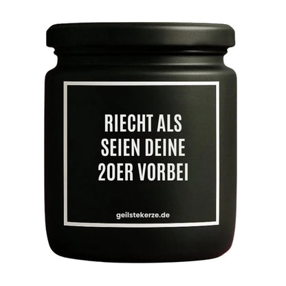 Duftkerze mit Spruch von geilstekerze ist der neue Geschenketrend. Diese witzige Kerze Vegane Bio-Kerze mit Spruch – RIECHT ALS SEIEN DEINE 20ER VORBEI brennt mega lange sagenhafte 80 Stunde, hochwertige ätherische Öle schaffen beste Duftverteilung. Mit 1400 lustigen Sprüchen perfekt zum Verschenken. Handgemacht in Deutschland von geilstekerze.shop -Die beste Duftkerze die du kaufen kannst.