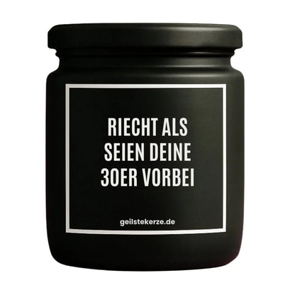 Duftkerze mit Spruch von geilstekerze ist der neue Geschenketrend. Diese witzige Kerze Vegane Bio-Kerze mit Spruch – RIECHT ALS SEIEN DEINE 30ER VORBEI brennt mega lange sagenhafte 80 Stunde, hochwertige ätherische Öle schaffen beste Duftverteilung. Mit 1400 lustigen Sprüchen perfekt zum Verschenken. Handgemacht in Deutschland von geilstekerze.shop -Die beste Duftkerze die du kaufen kannst.