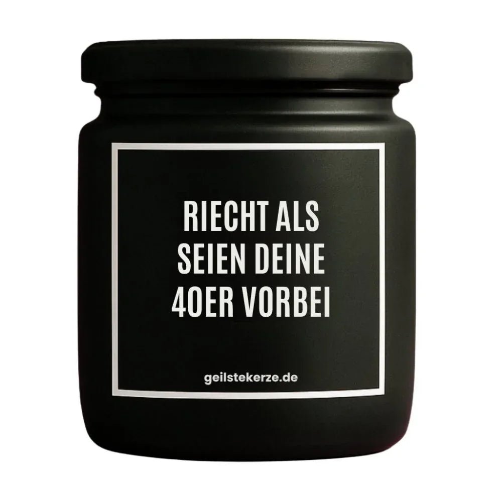 Duftkerze mit Spruch von geilstekerze ist der neue Geschenketrend. Diese witzige Kerze Vegane Bio-Kerze mit Spruch – RIECHT ALS SEIEN DEINE 40ER VORBEI brennt mega lange sagenhafte 80 Stunde, hochwertige ätherische Öle schaffen beste Duftverteilung. Mit 1400 lustigen Sprüchen perfekt zum Verschenken. Handgemacht in Deutschland von geilstekerze.shop -Die beste Duftkerze die du kaufen kannst.