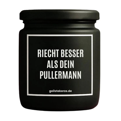 Duftkerze mit Spruch von geilstekerze ist der neue Geschenketrend. Diese witzige Kerze Vegane Bio-Kerze mit Spruch – RIECHT BESSER ALS DEIN PULLERMANN brennt mega lange sagenhafte 80 Stunde, hochwertige ätherische Öle schaffen beste Duftverteilung. Mit 1400 lustigen Sprüchen perfekt zum Verschenken. Handgemacht in Deutschland von geilstekerze.shop -Die beste Duftkerze die du kaufen kannst.