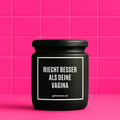 Duftkerze mit Spruch von geilstekerze ist der neue Geschenketrend. Diese witzige Kerze Vegane Bio-Kerze mit Spruch – RIECHT BESSER ALS DEINE VAGINA brennt mega lange sagenhafte 80 Stunde, hochwertige ätherische Öle schaffen beste Duftverteilung. Mit 1400 lustigen Sprüchen perfekt zum Verschenken. Handgemacht in Deutschland von geilstekerze.shop -Die beste Duftkerze die du kaufen kannst.