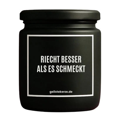 Duftkerze mit Spruch von geilstekerze ist der neue Geschenketrend. Diese witzige Kerze Vegane Bio-Kerze mit Spruch – RIECHT BESSER ALS ES SCHMECKT brennt mega lange sagenhafte 80 Stunde, hochwertige ätherische Öle schaffen beste Duftverteilung. Mit 1400 lustigen Sprüchen perfekt zum Verschenken. Handgemacht in Deutschland von geilstekerze.shop -Die beste Duftkerze die du kaufen kannst.