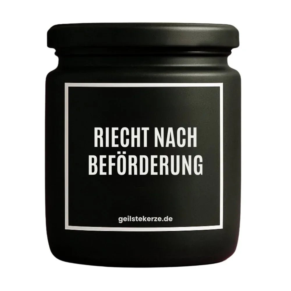 Duftkerze mit Spruch von geilstekerze ist der neue Geschenketrend. Diese witzige Kerze Vegane Bio-Kerze mit Spruch – RIECHT NACH BEFÖRDERUNG brennt mega lange sagenhafte 80 Stunde, hochwertige ätherische Öle schaffen beste Duftverteilung. Mit 1400 lustigen Sprüchen perfekt zum Verschenken. Handgemacht in Deutschland von geilstekerze.shop -Die beste Duftkerze die du kaufen kannst.