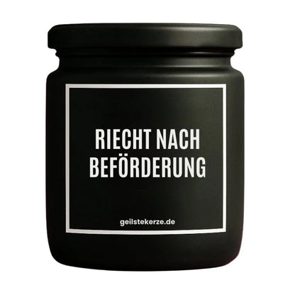 Duftkerze mit Spruch von geilstekerze ist der neue Geschenketrend. Diese witzige Kerze Vegane Bio-Kerze mit Spruch – RIECHT NACH BEFÖRDERUNG brennt mega lange sagenhafte 80 Stunde, hochwertige ätherische Öle schaffen beste Duftverteilung. Mit 1400 lustigen Sprüchen perfekt zum Verschenken. Handgemacht in Deutschland von geilstekerze.shop -Die beste Duftkerze die du kaufen kannst.