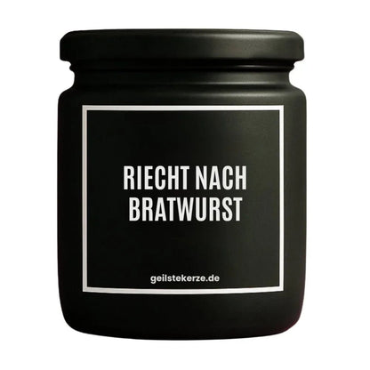 Duftkerze mit Spruch von geilstekerze ist der neue Geschenketrend. Diese witzige Kerze Vegane Bio-Kerze mit Spruch – RIECHT NACH BRATWURST brennt mega lange sagenhafte 80 Stunde, hochwertige ätherische Öle schaffen beste Duftverteilung. Mit 1400 lustigen Sprüchen perfekt zum Verschenken. Handgemacht in Deutschland von geilstekerze.shop -Die beste Duftkerze die du kaufen kannst.
