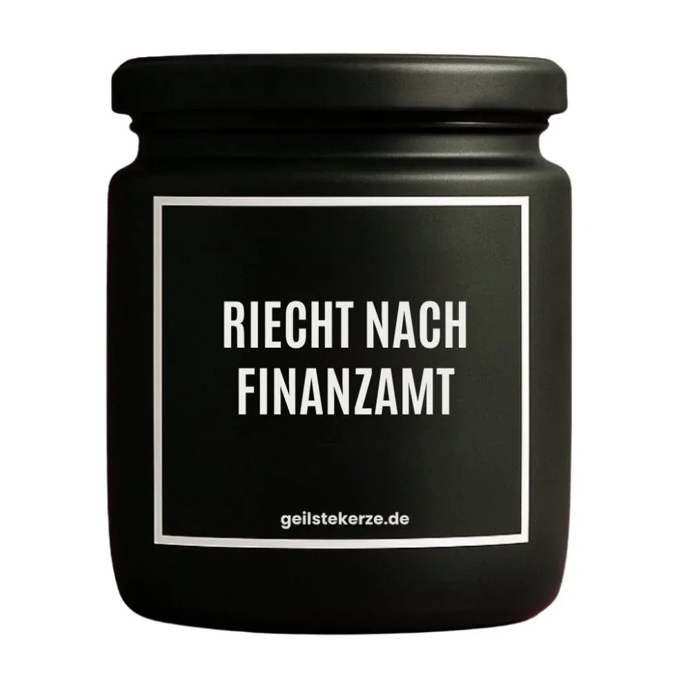 Duftkerze mit Spruch von geilstekerze ist der neue Geschenketrend. Diese witzige Kerze Vegane Bio-Kerze mit Spruch – RIECHT NACH FINANZAMT brennt mega lange sagenhafte 80 Stunde, hochwertige ätherische Öle schaffen beste Duftverteilung. Mit 1400 lustigen Sprüchen perfekt zum Verschenken. Handgemacht in Deutschland von geilstekerze.shop -Die beste Duftkerze die du kaufen kannst.