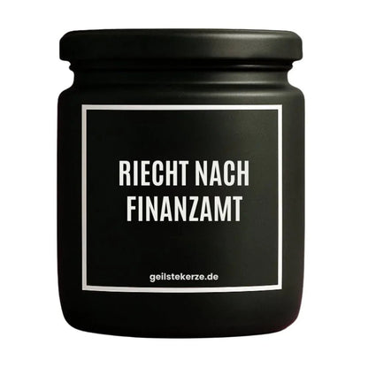 Duftkerze mit Spruch von geilstekerze ist der neue Geschenketrend. Diese witzige Kerze Vegane Bio-Kerze mit Spruch – RIECHT NACH FINANZAMT brennt mega lange sagenhafte 80 Stunde, hochwertige ätherische Öle schaffen beste Duftverteilung. Mit 1400 lustigen Sprüchen perfekt zum Verschenken. Handgemacht in Deutschland von geilstekerze.shop -Die beste Duftkerze die du kaufen kannst.