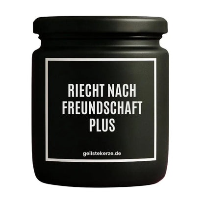 Duftkerze mit Spruch von geilstekerze ist der neue Geschenketrend. Diese witzige Kerze Vegane Bio-Kerze mit Spruch – RIECHT NACH FREUNDSCHAFT PLUS brennt mega lange sagenhafte 80 Stunde, hochwertige ätherische Öle schaffen beste Duftverteilung. Mit 1400 lustigen Sprüchen perfekt zum Verschenken. Handgemacht in Deutschland von geilstekerze.shop -Die beste Duftkerze die du kaufen kannst.