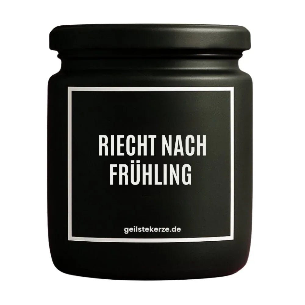 Duftkerze mit Spruch von geilstekerze ist der neue Geschenketrend. Diese witzige Kerze Vegane Bio-Kerze mit Spruch – RIECHT NACH FRÜHLING brennt mega lange sagenhafte 80 Stunde, hochwertige ätherische Öle schaffen beste Duftverteilung. Mit 1400 lustigen Sprüchen perfekt zum Verschenken. Handgemacht in Deutschland von geilstekerze.shop -Die beste Duftkerze die du kaufen kannst.