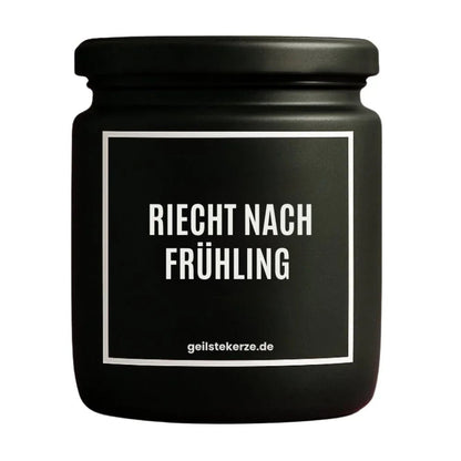 Duftkerze mit Spruch von geilstekerze ist der neue Geschenketrend. Diese witzige Kerze Vegane Bio-Kerze mit Spruch – RIECHT NACH FRÜHLING brennt mega lange sagenhafte 80 Stunde, hochwertige ätherische Öle schaffen beste Duftverteilung. Mit 1400 lustigen Sprüchen perfekt zum Verschenken. Handgemacht in Deutschland von geilstekerze.shop -Die beste Duftkerze die du kaufen kannst.
