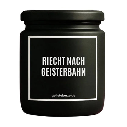 Duftkerze mit Spruch von geilstekerze ist der neue Geschenketrend. Diese witzige Kerze Vegane Bio-Kerze mit Spruch – RIECHT NACH GEISTERBAHN brennt mega lange sagenhafte 80 Stunde, hochwertige ätherische Öle schaffen beste Duftverteilung. Mit 1400 lustigen Sprüchen perfekt zum Verschenken. Handgemacht in Deutschland von geilstekerze.shop -Die beste Duftkerze die du kaufen kannst.