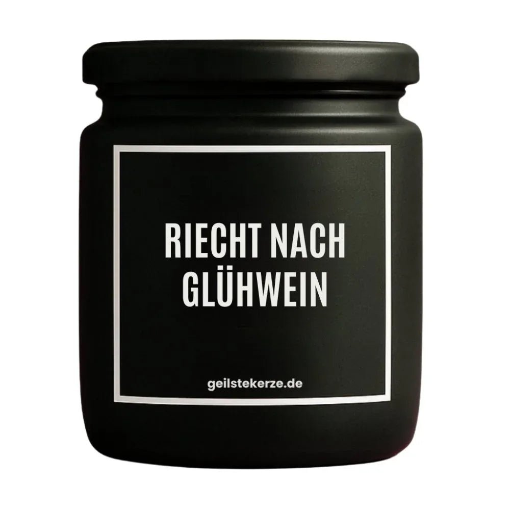 Duftkerze mit Spruch von geilstekerze ist der neue Geschenketrend. Diese witzige Kerze Vegane Bio-Kerze mit Spruch – RIECHT NACH GLÜHWEIN brennt mega lange sagenhafte 80 Stunde, hochwertige ätherische Öle schaffen beste Duftverteilung. Mit 1400 lustigen Sprüchen perfekt zum Verschenken. Handgemacht in Deutschland von geilstekerze.shop -Die beste Duftkerze die du kaufen kannst.