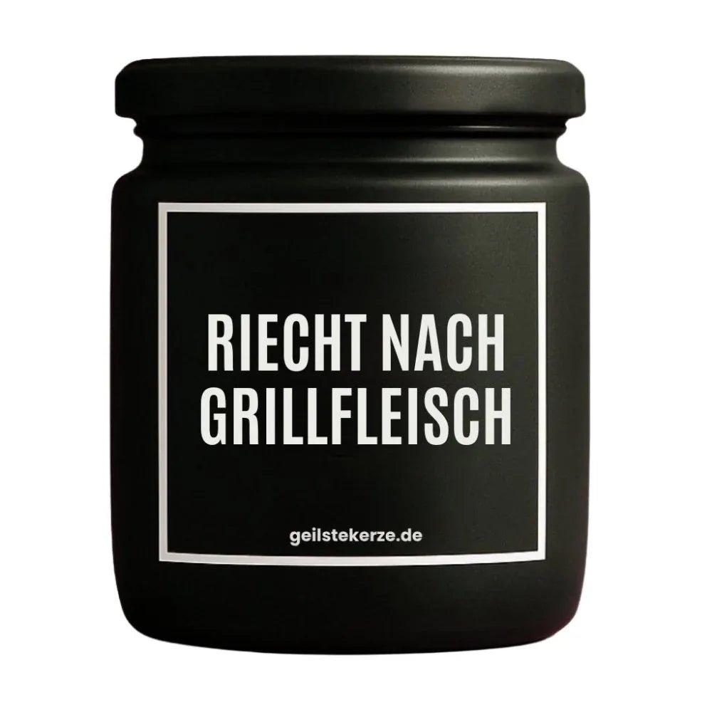 Duftkerze mit Spruch von geilstekerze ist der neue Geschenketrend. Diese witzige Kerze Vegane Bio-Kerze mit Spruch – RIECHT NACH GRILLFLEISCH brennt mega lange sagenhafte 80 Stunde, hochwertige ätherische Öle schaffen beste Duftverteilung. Mit 1400 lustigen Sprüchen perfekt zum Verschenken. Handgemacht in Deutschland von geilstekerze.shop -Die beste Duftkerze die du kaufen kannst.