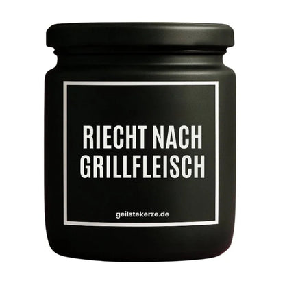 Duftkerze mit Spruch von geilstekerze ist der neue Geschenketrend. Diese witzige Kerze Vegane Bio-Kerze mit Spruch – RIECHT NACH GRILLFLEISCH brennt mega lange sagenhafte 80 Stunde, hochwertige ätherische Öle schaffen beste Duftverteilung. Mit 1400 lustigen Sprüchen perfekt zum Verschenken. Handgemacht in Deutschland von geilstekerze.shop -Die beste Duftkerze die du kaufen kannst.