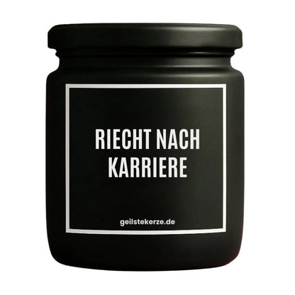 Duftkerze mit Spruch von geilstekerze ist der neue Geschenketrend. Diese witzige Kerze Vegane Bio-Kerze mit Spruch – RIECHT NACH KARRIERE brennt mega lange sagenhafte 80 Stunde, hochwertige ätherische Öle schaffen beste Duftverteilung. Mit 1400 lustigen Sprüchen perfekt zum Verschenken. Handgemacht in Deutschland von geilstekerze.shop -Die beste Duftkerze die du kaufen kannst.
