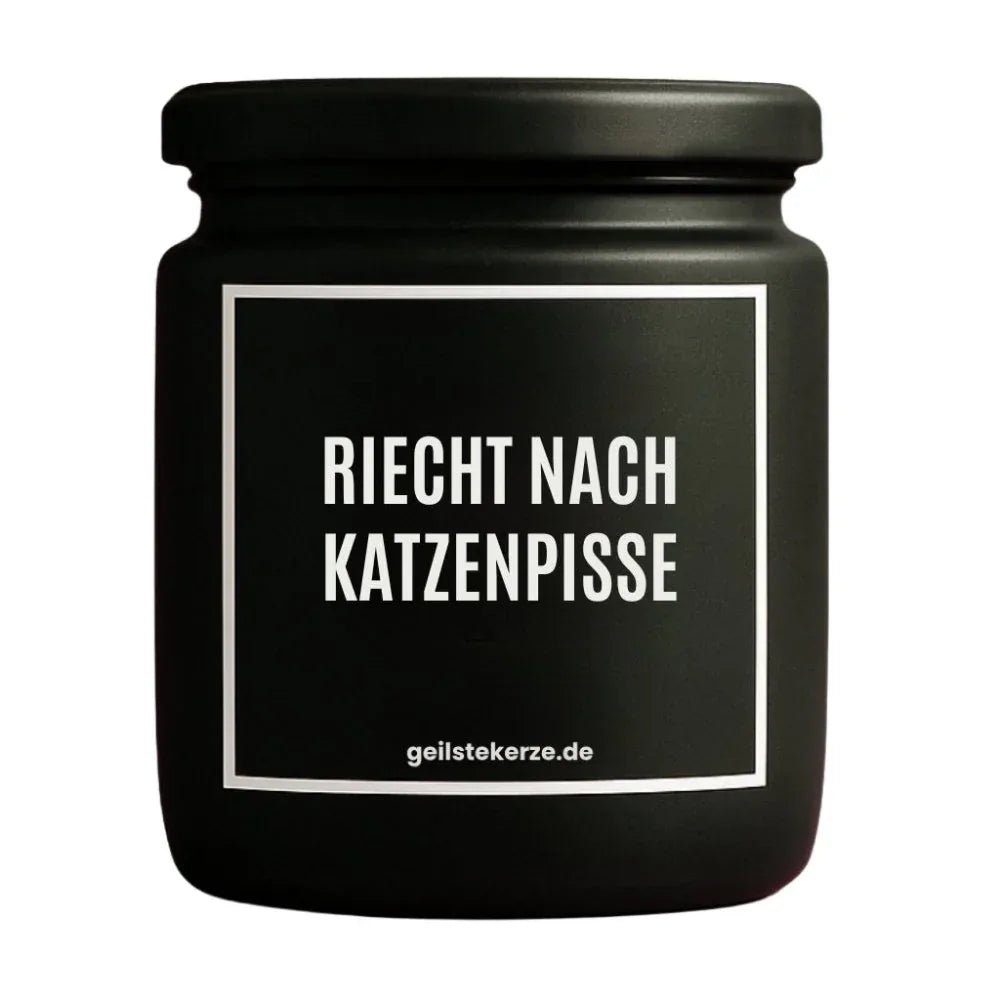 Duftkerze mit Spruch von geilstekerze ist der neue Geschenketrend. Diese witzige Kerze Vegane Bio-Kerze mit Spruch – RIECHT NACH KATZENPISSE brennt mega lange sagenhafte 80 Stunde, hochwertige ätherische Öle schaffen beste Duftverteilung. Mit 1400 lustigen Sprüchen perfekt zum Verschenken. Handgemacht in Deutschland von geilstekerze.shop -Die beste Duftkerze die du kaufen kannst.