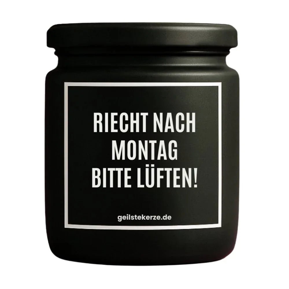 Duftkerze mit Spruch von geilstekerze ist der neue Geschenketrend. Diese witzige Kerze Vegane Bio-Kerze mit Spruch – RIECHT NACH MONTAG BITTE LÜFTEN! brennt mega lange sagenhafte 80 Stunde, hochwertige ätherische Öle schaffen beste Duftverteilung. Mit 1400 lustigen Sprüchen perfekt zum Verschenken. Handgemacht in Deutschland von geilstekerze.shop -Die beste Duftkerze die du kaufen kannst.