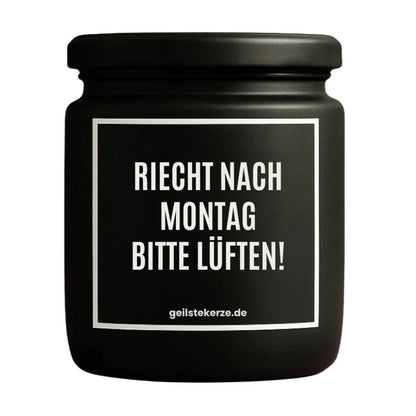 Duftkerze mit Spruch von geilstekerze ist der neue Geschenketrend. Diese witzige Kerze Vegane Bio-Kerze mit Spruch – RIECHT NACH MONTAG BITTE LÜFTEN! brennt mega lange sagenhafte 80 Stunde, hochwertige ätherische Öle schaffen beste Duftverteilung. Mit 1400 lustigen Sprüchen perfekt zum Verschenken. Handgemacht in Deutschland von geilstekerze.shop -Die beste Duftkerze die du kaufen kannst.