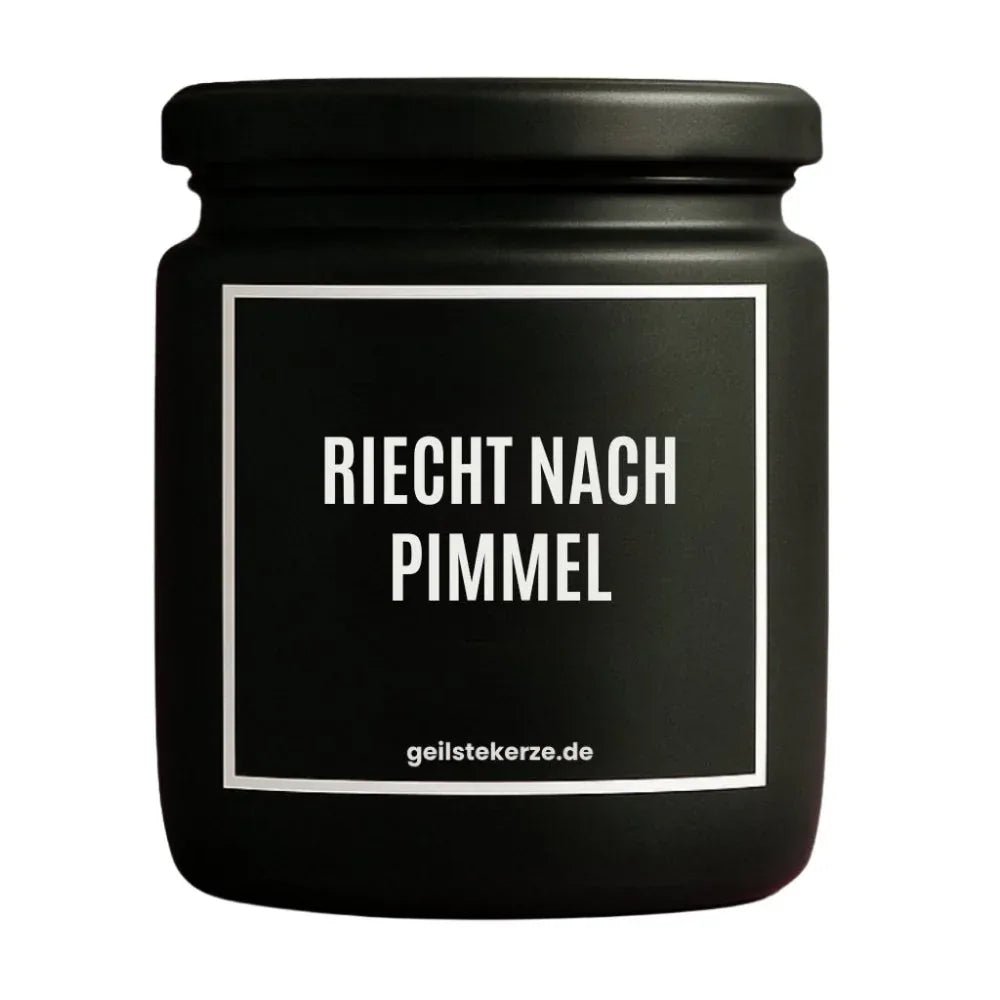 Duftkerze mit Spruch von geilstekerze ist der neue Geschenketrend. Diese witzige Kerze Vegane Bio-Kerze mit Spruch – RIECHT NACH PIMMEL brennt mega lange sagenhafte 80 Stunde, hochwertige ätherische Öle schaffen beste Duftverteilung. Mit 1400 lustigen Sprüchen perfekt zum Verschenken. Handgemacht in Deutschland von geilstekerze.shop -Die beste Duftkerze die du kaufen kannst.