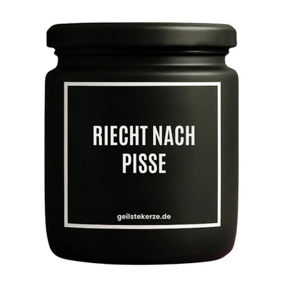 Duftkerze mit Spruch von geilstekerze ist der neue Geschenketrend. Diese witzige Kerze Vegane Bio-Kerze mit Spruch – RIECHT NACH PISSE brennt mega lange sagenhafte 80 Stunde, hochwertige ätherische Öle schaffen beste Duftverteilung. Mit 1400 lustigen Sprüchen perfekt zum Verschenken. Handgemacht in Deutschland von geilstekerze.shop -Die beste Duftkerze die du kaufen kannst.