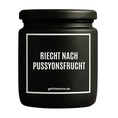 Duftkerze mit Spruch von geilstekerze ist der neue Geschenketrend. Diese witzige Kerze Vegane Bio-Kerze mit Spruch – RIECHT NACH PUSSYONSFRUCHT brennt mega lange sagenhafte 80 Stunde, hochwertige ätherische Öle schaffen beste Duftverteilung. Mit 1400 lustigen Sprüchen perfekt zum Verschenken. Handgemacht in Deutschland von geilstekerze.shop -Die beste Duftkerze die du kaufen kannst.