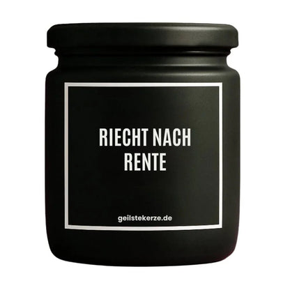 Duftkerze mit Spruch von geilstekerze ist der neue Geschenketrend. Diese witzige Kerze Vegane Bio-Kerze mit Spruch – RIECHT NACH RENTE brennt mega lange sagenhafte 80 Stunde, hochwertige ätherische Öle schaffen beste Duftverteilung. Mit 1400 lustigen Sprüchen perfekt zum Verschenken. Handgemacht in Deutschland von geilstekerze.shop -Die beste Duftkerze die du kaufen kannst.
