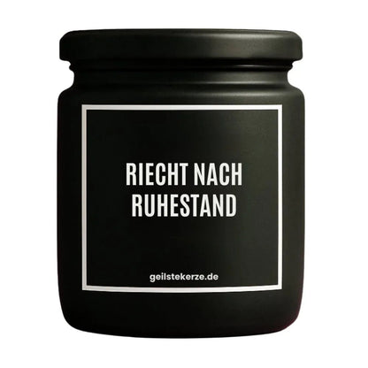 Duftkerze mit Spruch von geilstekerze ist der neue Geschenketrend. Diese witzige Kerze Vegane Bio-Kerze mit Spruch – RIECHT NACH RUHESTAND brennt mega lange sagenhafte 80 Stunde, hochwertige ätherische Öle schaffen beste Duftverteilung. Mit 1400 lustigen Sprüchen perfekt zum Verschenken. Handgemacht in Deutschland von geilstekerze.shop -Die beste Duftkerze die du kaufen kannst.