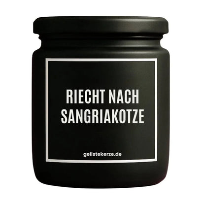Duftkerze mit Spruch von geilstekerze ist der neue Geschenketrend. Diese witzige Kerze Vegane Bio-Kerze mit Spruch – RIECHT NACH SANGRIA KOTZE brennt mega lange sagenhafte 80 Stunde, hochwertige ätherische Öle schaffen beste Duftverteilung. Mit 1400 lustigen Sprüchen perfekt zum Verschenken. Handgemacht in Deutschland von geilstekerze.shop -Die beste Duftkerze die du kaufen kannst.