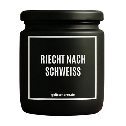 Duftkerze mit Spruch von geilstekerze ist der neue Geschenketrend. Diese witzige Kerze Vegane Bio-Kerze mit Spruch – RIECHT NACH SCHWEISS brennt mega lange sagenhafte 80 Stunde, hochwertige ätherische Öle schaffen beste Duftverteilung. Mit 1400 lustigen Sprüchen perfekt zum Verschenken. Handgemacht in Deutschland von geilstekerze.shop -Die beste Duftkerze die du kaufen kannst.