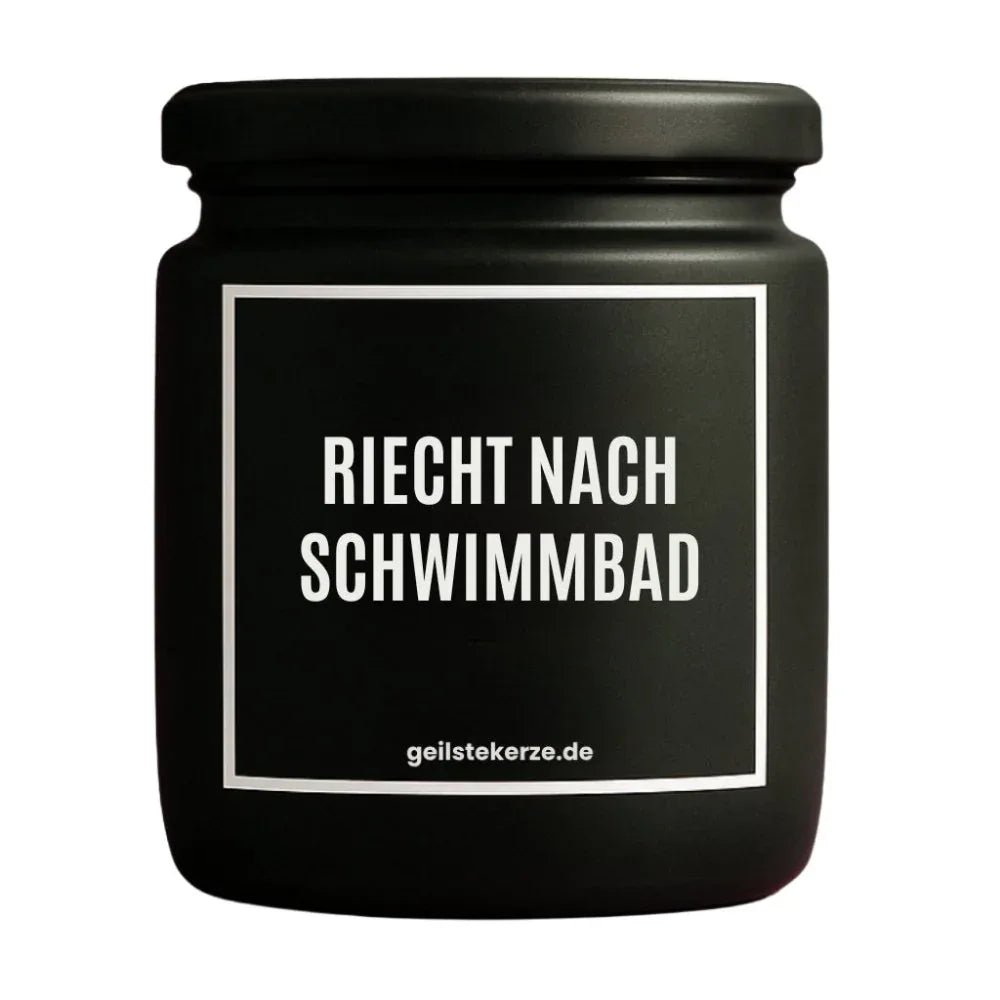 Duftkerze mit Spruch von geilstekerze ist der neue Geschenketrend. Diese witzige Kerze Vegane Bio-Kerze mit Spruch – RIECHT NACH SCHWIMMBAD brennt mega lange sagenhafte 80 Stunde, hochwertige ätherische Öle schaffen beste Duftverteilung. Mit 1400 lustigen Sprüchen perfekt zum Verschenken. Handgemacht in Deutschland von geilstekerze.shop -Die beste Duftkerze die du kaufen kannst.