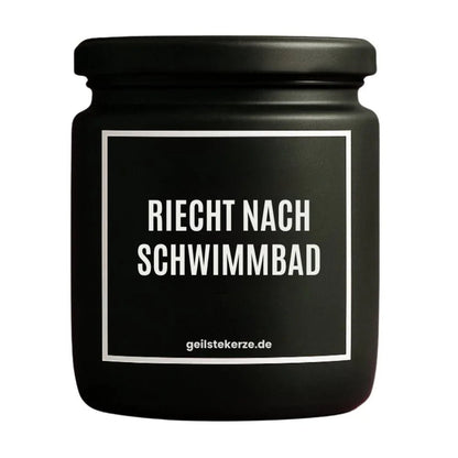 Duftkerze mit Spruch von geilstekerze ist der neue Geschenketrend. Diese witzige Kerze Vegane Bio-Kerze mit Spruch – RIECHT NACH SCHWIMMBAD brennt mega lange sagenhafte 80 Stunde, hochwertige ätherische Öle schaffen beste Duftverteilung. Mit 1400 lustigen Sprüchen perfekt zum Verschenken. Handgemacht in Deutschland von geilstekerze.shop -Die beste Duftkerze die du kaufen kannst.
