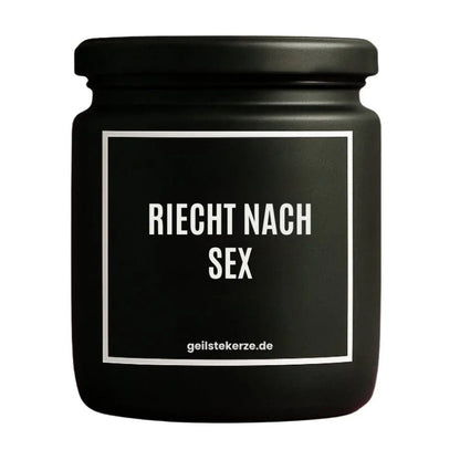Duftkerze mit Spruch von geilstekerze ist der neue Geschenketrend. Diese witzige Kerze Vegane Bio-Kerze mit Spruch – RIECHT NACH SEX brennt mega lange sagenhafte 80 Stunde, hochwertige ätherische Öle schaffen beste Duftverteilung. Mit 1400 lustigen Sprüchen perfekt zum Verschenken. Handgemacht in Deutschland von geilstekerze.shop -Die beste Duftkerze die du kaufen kannst.