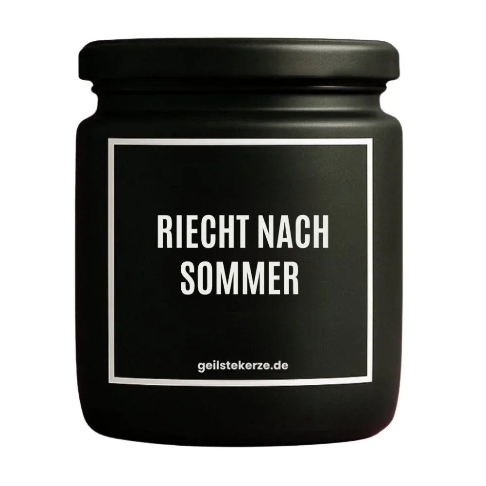 Duftkerze mit Spruch von geilstekerze ist der neue Geschenketrend. Diese witzige Kerze Vegane Bio-Kerze mit Spruch – RIECHT NACH SOMMER brennt mega lange sagenhafte 80 Stunde, hochwertige ätherische Öle schaffen beste Duftverteilung. Mit 1400 lustigen Sprüchen perfekt zum Verschenken. Handgemacht in Deutschland von geilstekerze.shop -Die beste Duftkerze die du kaufen kannst.